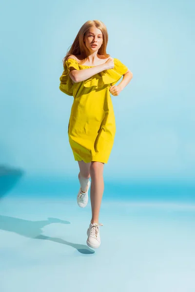 Running Studio Shot Young Beautiful Blonde Summer Yellow Dress Isolated —  Fotos de Stock