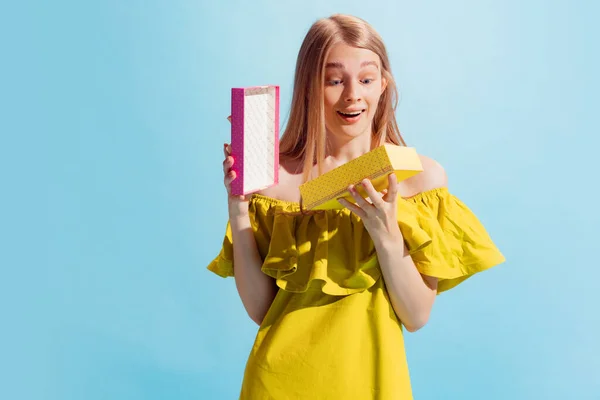 Surprise Happy Birthday Thrilled Young Beautiful Blond Girl Holding Gift — Stockfoto