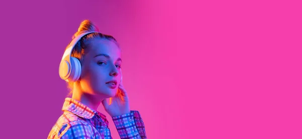 Слушаю Аудиокнигу Молодая Девушка Студентка Клетчатой Рубашке Изолирована Пурпурном Фоне — стоковое фото