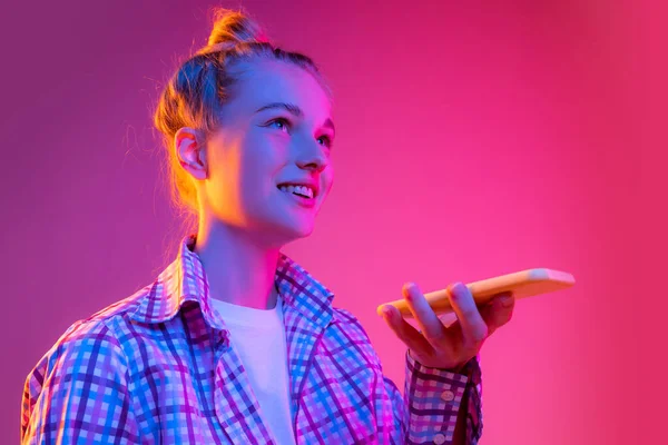 Mluv Portrét Rozkošné Mladé Dívky Student Kostkované Košili Pomocí Telefonu — Stock fotografie