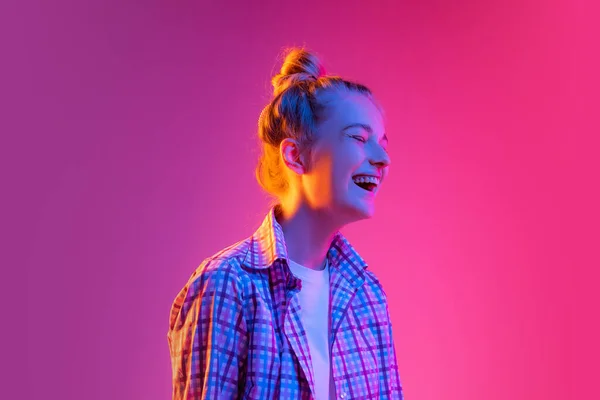 Śmieje Się Portret Uroczej Młodej Dziewczyny Studentki Noszącej Koszulę Kratę — Zdjęcie stockowe