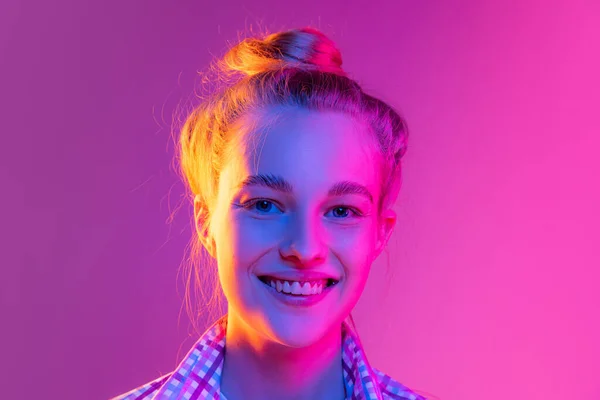 Задоволений Крупним Планом Обличчя Молодої Усміхненої Дівчини Яка Дивиться Камеру — стокове фото