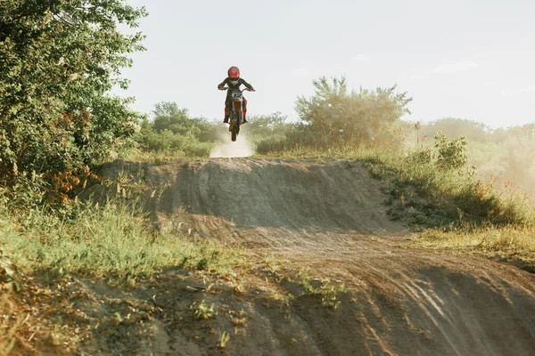 Dnipro Ucrânia Julho 2022 Motociclista Iniciante Ucraniano Dirigindo Motocicleta Enduro — Fotografia de Stock