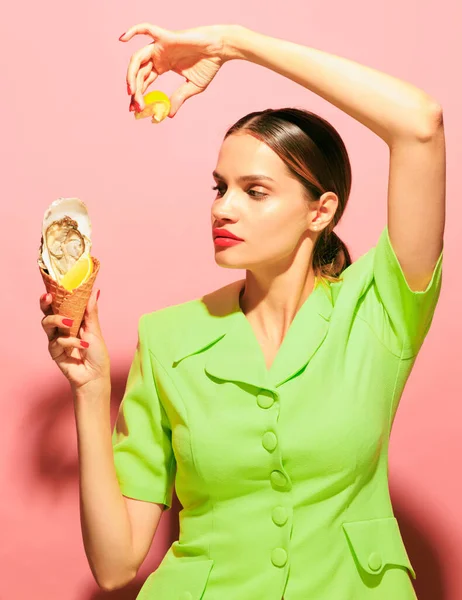 Junge Schöne Frau Die Zitrone Auf Köstliche Auster Eisbecher Drückt — Stockfoto