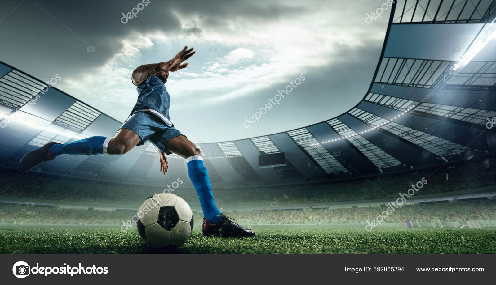 Vista De Alto ângulo De Um Goleiro De Futebol Saltando E Pegando