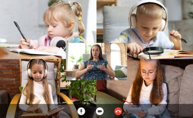 Bir grup farklı çocuk internetten video görüşmesi yapıyor, birbirleriyle ve öğretmenleriyle video konferansı yapıyorlar. Uygulama reklamlı PC ekran görüntüsü. Eğitim kavramı, duygular, çocukluk.