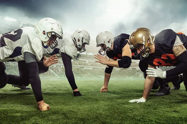 Rivalen Professionelle Männliche American Football Spieler Bereiten Sich Mit Taschenlampen — Stockfoto