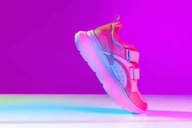Rahatlık, tarz ve pratik. Arka planda izole edilmiş bir spor ayakkabısı. Şehir modası, fitness, eğitim konsepti. İlan, metin, tasarım için boşluk kopyala