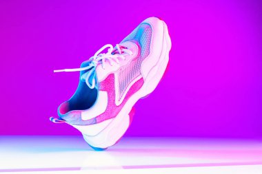 Rahatlık, tarz ve pratik. Arka planda izole edilmiş bir spor ayakkabısı. Şehir modası, fitness, eğitim konsepti. İlan, metin, tasarım için boşluk kopyala