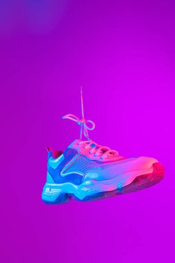 Modern spor ayakkabıları arka planda. İzole edilmiş spor ayakkabıları ya da spor ayakkabıları. Atletik ayakkabılar. Fitness, spor, eğitim konsepti. Şehir modası. İlan, metin, tasarım için boşluk kopyala