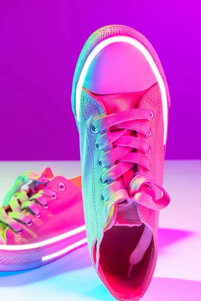 Unisex Sports Shoes Sneakers Isolated Purple Neon Background Urban City — Stockfoto