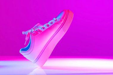 Rahatlık, tarz ve pratik. Arka planda izole edilmiş bir spor ayakkabısı. Şehir modası, fitness, eğitim konsepti. İlan, metin, tasarım için boşluk kopyala