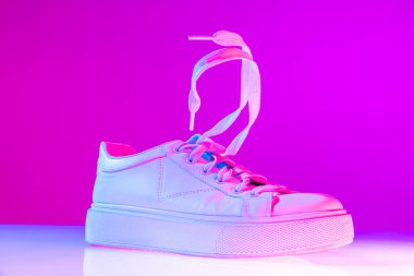 Rahatlık, tarz ve pratik. Arka planda izole edilmiş bir spor ayakkabısı. Şehir modası, fitness, eğitim konsepti. İlan, metin, tasarım için boşluk kopyala