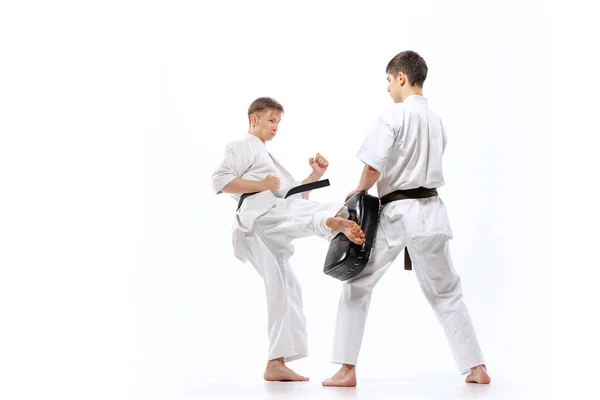 Mesterképzés Tanulóval Két Sportoló Karate Harcosok Doboks Gyakorló Karate Elszigetelt — Stock Fotó
