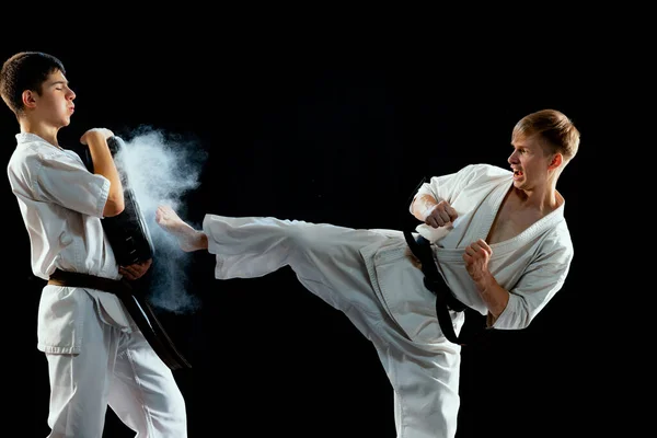 Kekomi Lábrúgás Dinamikus Portré Férfi Karate Harcosok Sport Egyenruha Képzés — Stock Fotó