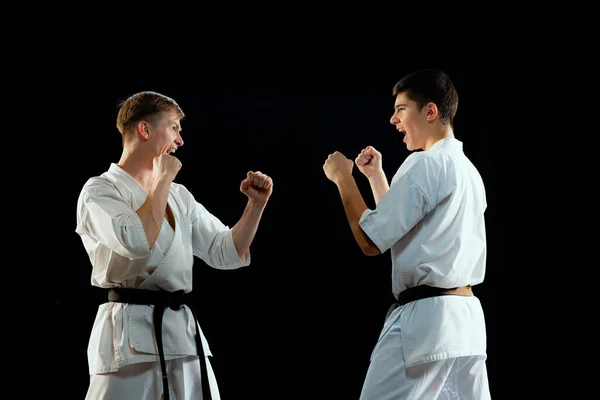 Pozdrowienia Dynamiczny Portret Męskich Zawodników Karate Sportowym Mundurze Treningowym Razem — Zdjęcie stockowe