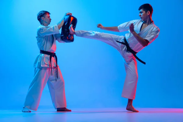 Stúdió Felvétel Sport Képzés Két Karatedo Harcosok Doboks Elszigetelt Kék — Stock Fotó