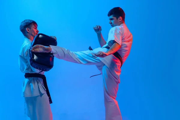 Lábrúgás Stúdió Felvétel Sport Képzés Két Karatedo Harcosok Doboks Elszigetelt — Stock Fotó