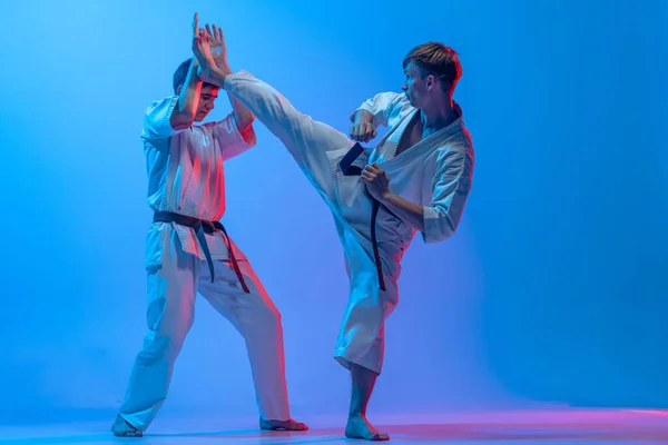 Büyük Enerji Doboks Takımındaki Iki Karatedo Dövüşçüsünün Neon Daki Mavi — Stok fotoğraf