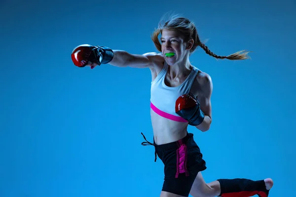 Junior League Young Girl Mma Fighter Practicing Punch Isolated Blue — Fotografia de Stock