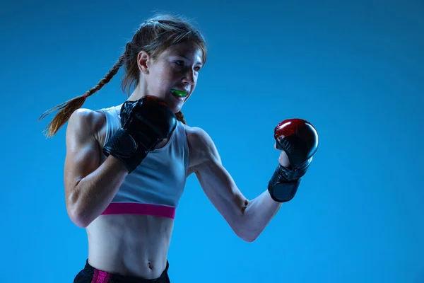 Junior League Young Girl Mma Fighter Practicing Punch Isolated Blue — Fotografia de Stock