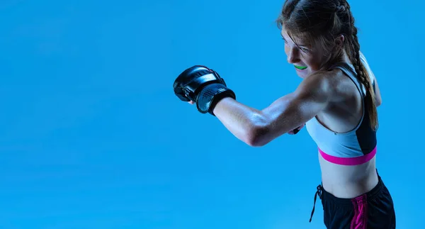 Junior League Young Girl Mma Fighter Practicing Punch Isolated Blue — Fotografia de Stock