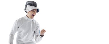 Kazanmak, başarı, madalya. Eskrim kostümlü ve maskeli profesyonel erkek eskrimci portresi olan el ilanı beyaz arka planda izole edilmiş. Reklam, metin için kopyalama alanı.