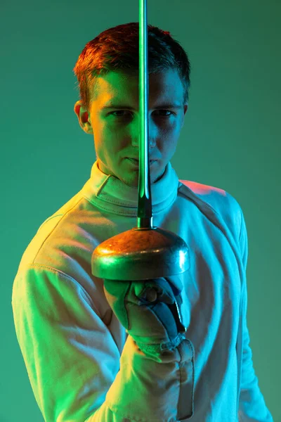 Concentration Portrait Young Tall Male Fencer Fencing Costume Mask Holding — Zdjęcie stockowe