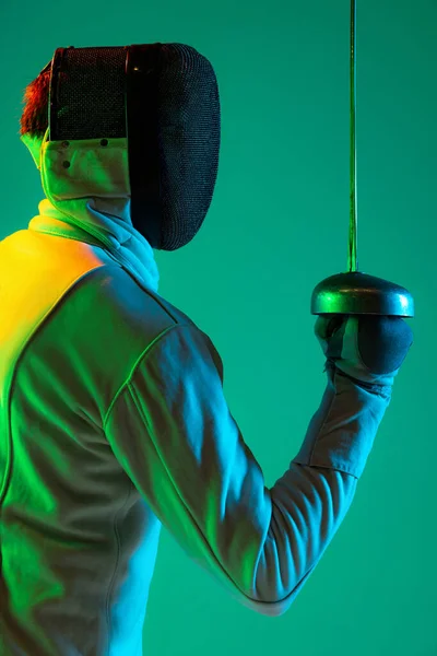 Concentration Portrait Young Tall Male Fencer Fencing Costume Mask Holding — Stockfoto