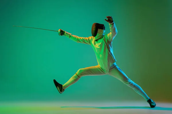 Studio Shot Young Man Fencer Smallsword Practicing Fencing Isolated Green — Foto de Stock