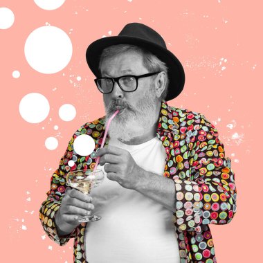 Parti havası. Pembe arka planda kokteyl içen şık bir son sınıf öğrencisi. Magazin tarzı kolaj. Sürrealizm, sanat, yaratıcılık, moda ve retro stil kavramı. Yaşlılar modern yaşamda gençleri severler.