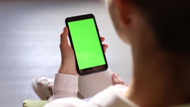 Close View Girl Looking Empty Phone Screen People Making Online — Vídeo de stock