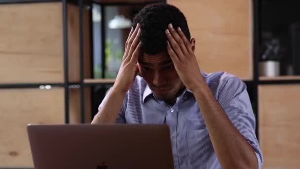 Student Getting Nervous Young Man Freelancer Working Laptop Computer Home — Αρχείο Βίντεο