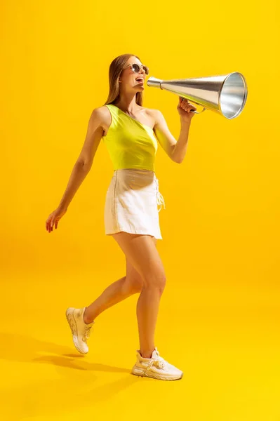 Attention Sales Excited Young Girl Student Going Big Retro Megaphone — Φωτογραφία Αρχείου