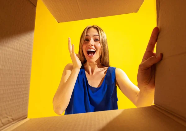 Astonished Girl Unpacking Opening Carton Box Looking Package Delivery Surprise — Stok fotoğraf