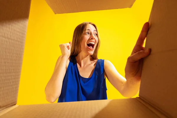 Astonished Girl Unpacking Opening Carton Box Looking Package Delivery Surprise — Stok fotoğraf