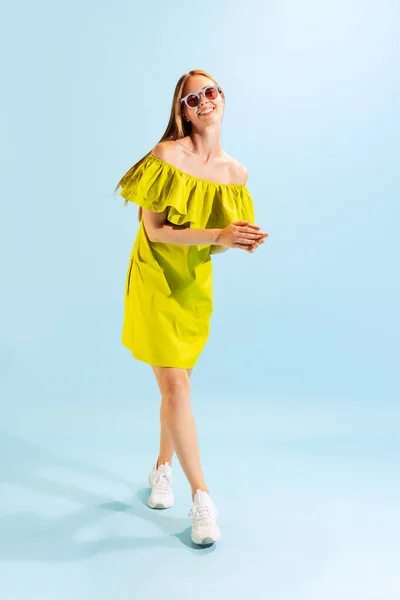 Happy Girl Studio Shot Young Beautiful Blonde Summer Yellow Dress — 图库照片