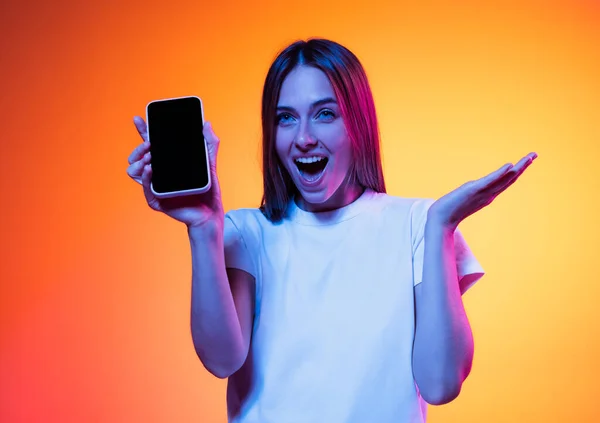 One Astonished Glad Woman White Shirt Showing Screen Smart Phone — Stock Photo, Image