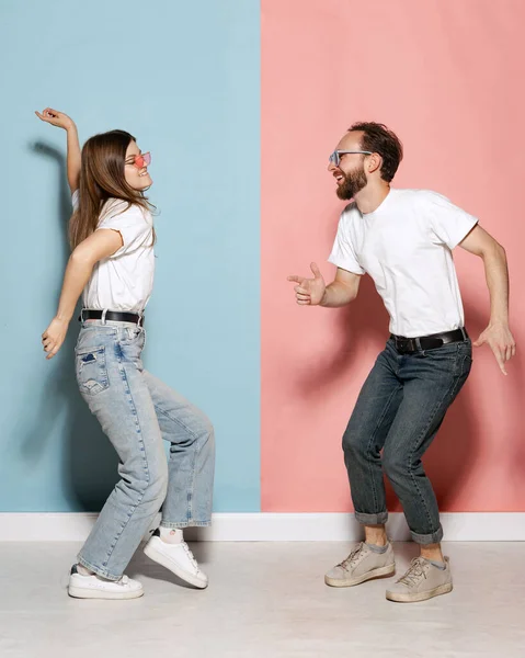 Dancing Couple Young Stylish Happy Man Excited Girl Dancing Hip — стоковое фото