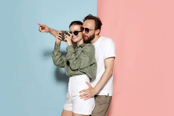 Taking Picture Happy Couple Love Handsome Man Charming Girl Posing — Foto de Stock