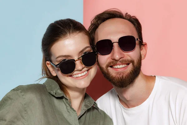 Smiling Closeup Young Bearded Man Beautiful Girl Sunglasses Looking Camera — Zdjęcie stockowe