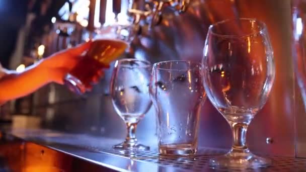 Beer Bub Bartender Pouring Beer Glasses Pub Neon Light Vintage — Stock video
