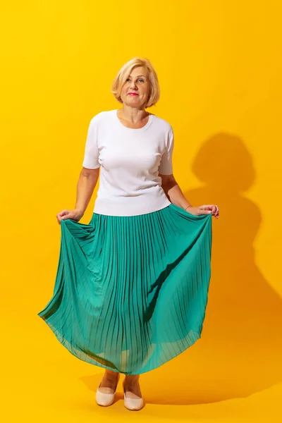 Студийный Снимок Модной Пожилой Женщины Летнем Стиле Выделенный Ярко Желтом — стоковое фото