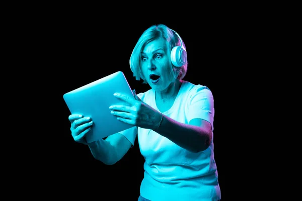 Wow Shock Surprise Emotional Senior Woman White Shirt Using Digital — Stock fotografie