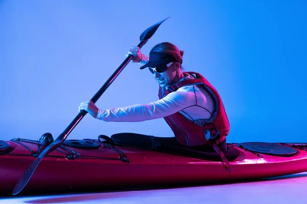 Kayaker Sportive Woman Red Canoe Kayak Life Vest Paddle Isolated — Stockfoto