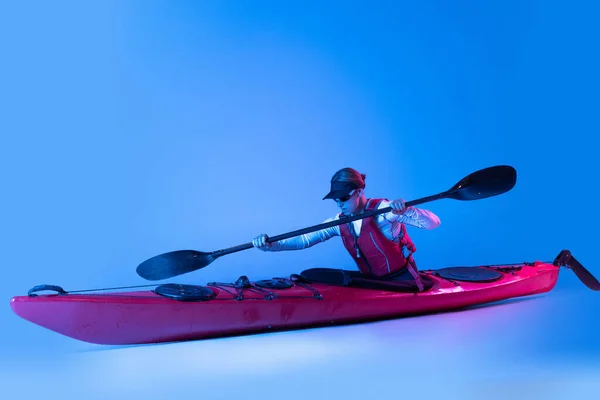 Rowing Sportive Woman Red Canoe Kayak Life Vest Paddle Isolated — Stockfoto