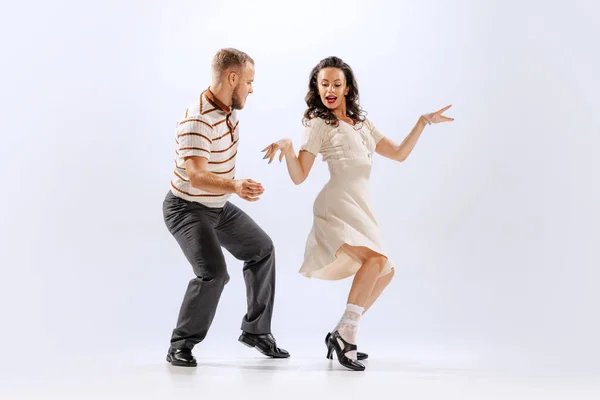 Música Danza Sorprendido Joven Hombre Mujer Trajes Estilo Retro Bailando —  Fotos de Stock