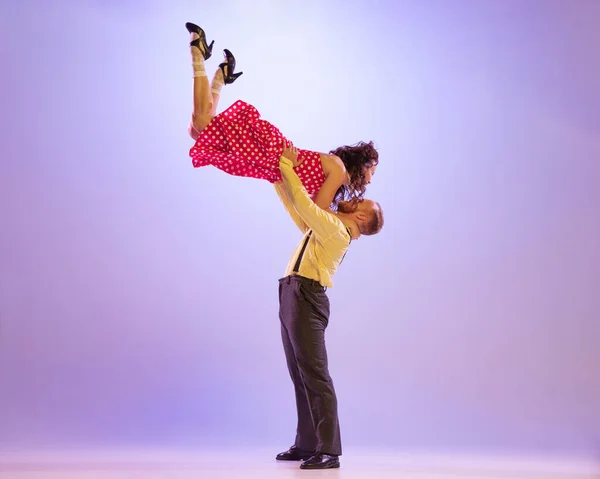 Lindy Hop Active Emotional Couple Colorful Retro Style Costumes Dancing — Stockfoto