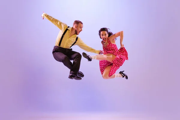 Jump Emotional Bright Couple Dancers Colorful Retro Style Attires Dancing — Stock fotografie
