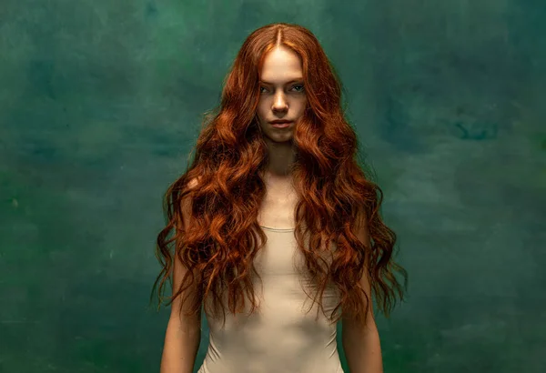Αξιολάτρευτο Τρυφερό Κοκκινομάλλικο Κορίτσι Μακριά Σγουρά Μαλλιά Απομονωμένο Σκούρο Πράσινο — Φωτογραφία Αρχείου